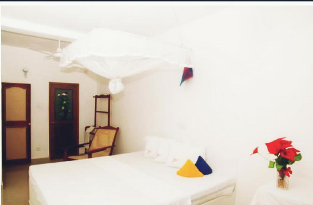 Githmini Beach House And Toures Hikkaduwa Buitenkant foto