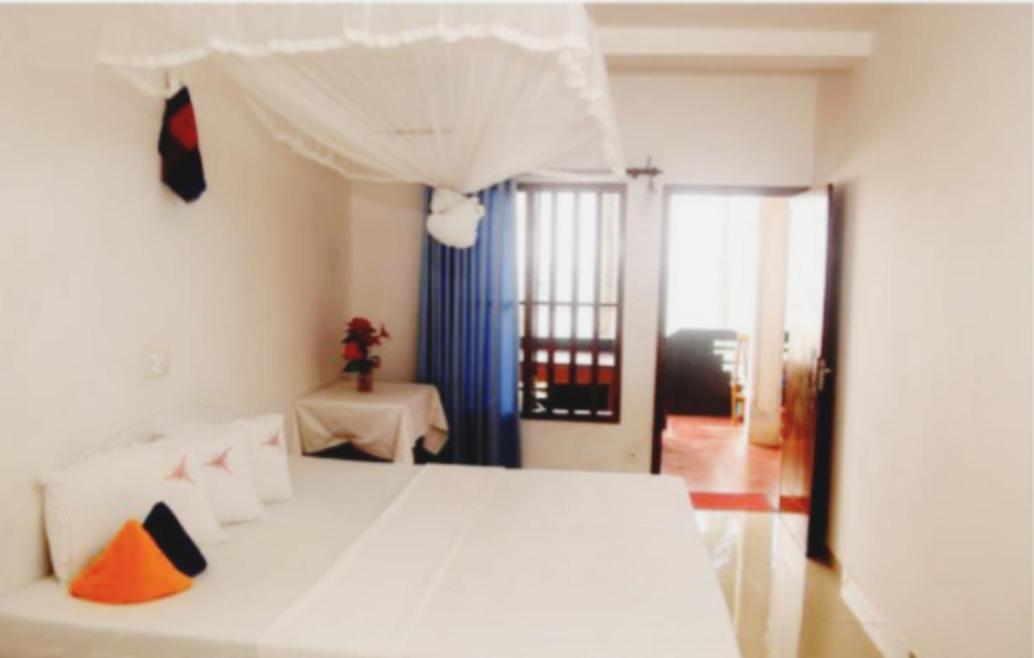 Githmini Beach House And Toures Hikkaduwa Buitenkant foto